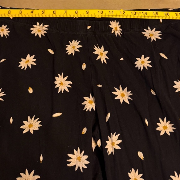 Torrid Daisy Print Pull-On Pants 🌼🖤 - Picture 3 of 6
